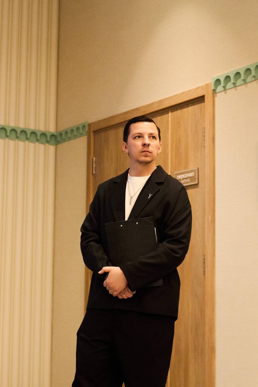 За кулисами